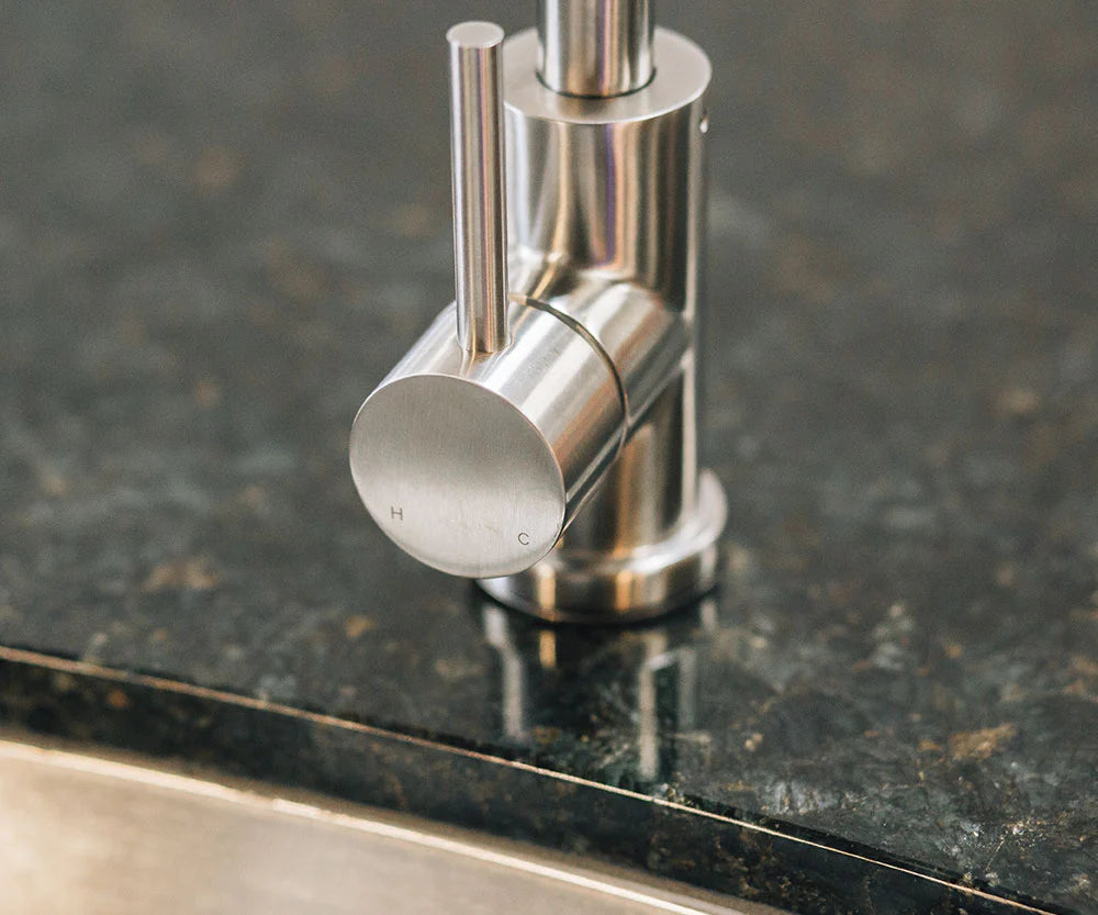 19" Undermount Sink & 360º Hot/Cold Faucet