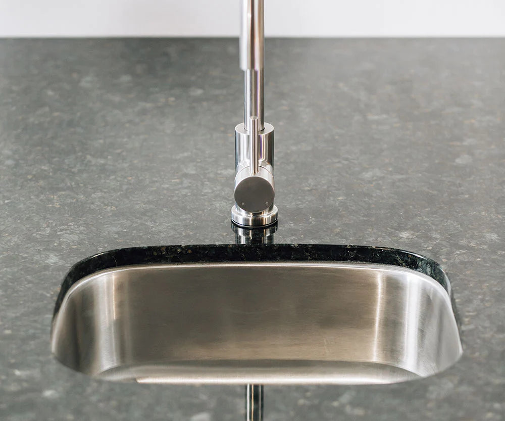 19" Undermount Sink & 360º Hot/Cold Faucet