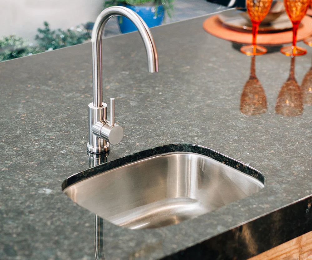 19" Undermount Sink & 360º Hot/Cold Faucet